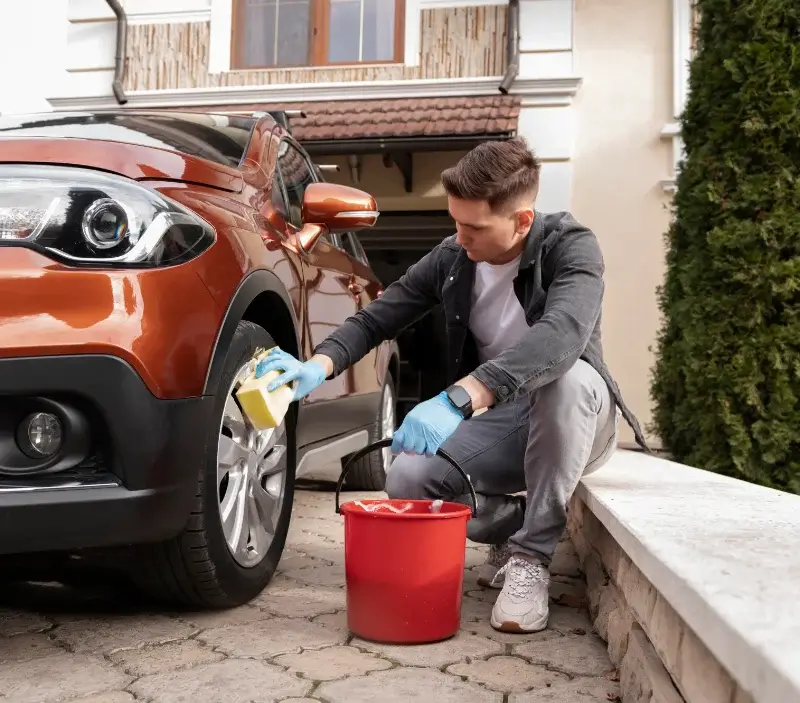 Lavage auto à domicile Boisset-lès-Montrond : professionnel intervenant sur un véhicule